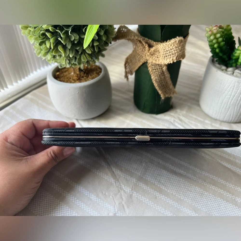 🌸4/$25 Black “G” snap wallet/clutch